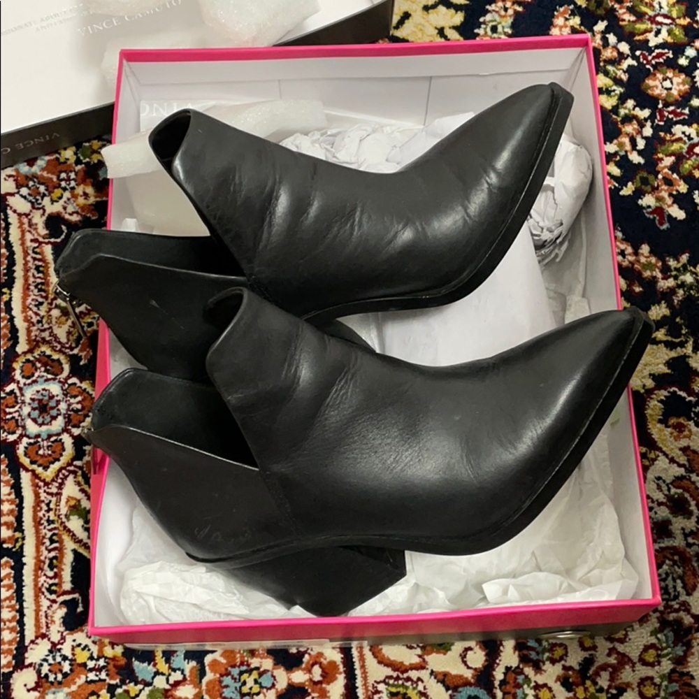 Vince Camuto BLK leather booties - Size 6.5